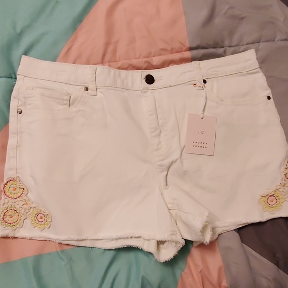 LC Lauren Conrad Pants - Lauren Conrad cute white shorts